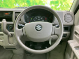 視線の先にメーター類がまとまり、運転中に必要な情報を確認しやすい配置です。手元に収まる形状で、日々の運転を支える扱いやすさにも配慮されています。
