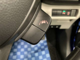 【車線逸脱抑制機能】車線の逸脱の可能性が高いとシステムが判断した場合に、ドライバーに車線逸脱防止方向へのステアリング操作を促し、車両を内側に戻すよう支援します。