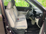 明るい色合いのシートと落ち着いた内装色が調和し、運転席まわりも見渡しやすい印象です。座面や背もたれにはゆとりが感じられ、乗り降りの際にも車内の様子を把握しやすい空間です。