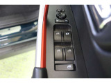 全ての窓が運転席から操作できます。今やほぼ当たり前ですが、無いと不便なアイテムですよね。ドアの施錠・解錠と連動してドアミラーが格納・復帰するオート電動格納機能も装備しています。