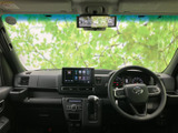 運転席から前方まで見渡しやすく、操作部が中央にまとまった運転席まわりです。座席とステアリングの位置関係も確認でき、毎日の運転で使う空間をすっきりと見渡せるレイアウトです。