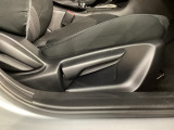 運転席にはドライバーの体型や好みに応じて前後方向だけでなく、高さの調整ができるシートリフターを装備!