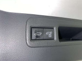 電動式バックドアです。 荷物を持ったままでもボタン一つで自動的に開け閉めできるので便利ですよ。 挟み込み防止機能も付いていますのでお子様の手や荷物を挟み込むのを防いでくれますよ。