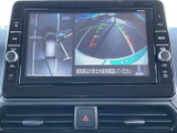 モニターには車両周辺の映像とガイド線が表示され、駐車時に後方や周囲の状況を確認する助けになります。画面を見ながら車庫入れや切り返しを行う場面で、周囲への気配りをサポートします。