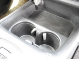 ★ハイデッキセンターコンソール★車内の小物や荷物をすっきり整理でき、必要な物をすぐ取り出せます。散らかりを防ぎ、日常使いからお出かけまで快適な車内空間を保ちます。ドリンクホルダーも設置されています!