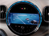 Apple CarPlay対応で、iPhoneのナビゲーションや音楽、通話などを車内ディスプレイから快適に操作。普段使い慣れたスマートフォンの機能を、ドライブでも便利に活用できます。