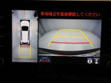 パノラミックビューモニターを装備。駐車場や交差点でクルマを真上から見るように周囲を確認できます。機能の詳細は販売店スタッフまでおたずねください。