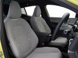 運転席は、一人ひとりのドライビングポジションに合わせて細かく調整が可能。多機能ながらスリムな形状を実現し、後席の足元スペースもしっかり確保されています。
