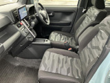 前席は柄入りのシートとアームレストを備え、ゆったりと座れる室内です。運転席から助手席まで見渡しやすく、足元もすっきりとした配置で、日々の乗り降りにも便利です。