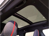 【サンルーフ】高級車のマストアイテムのガラス・サンルーフ。開放感のある室内空間を演出してくれます。