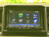 オーディオやテレビ、ディスクなどの項目が画面に並び、使いたい機能を選びやすい表示です。メニューがまとまっているため、日々の移動で音楽や各種機能を利用する際にも便利にお使いいただけます。