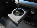 運転席からも助手席からも使いやすい位置にドリンクホルダーを配置しています。