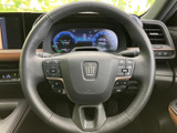 手元に複数のスイッチを備え、運転姿勢を大きく変えずに各種操作へアクセスしやすい構成です。メーターも見渡せる位置にあり、運転中の確認や日常の使い勝手に配慮されています。