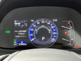 速度やシフト位置、燃料・水温などの情報を運転席正面でまとめて確認できます。中央の表示をはじめ文字や目盛りが見やすく、必要な情報を把握しやすいメーターまわりです。