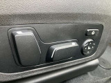【コックピットシート】BMW車の主役席。車体中央にくる様に配置し車両重心とが一致する事でドライバーと車との一体感あるドライビングを実現。人間工学に基づき形成した形状が長時間のドライブ疲労も軽減します!