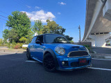 右斜め前から。MINI クーパーS JCWエアロの存在感あるデザインをご確認ください。