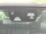 【スマートブレーキサポート】走行中に前方の車両等を認識し、衝突しそうな時は警報とブレーキで衝突回避と被害軽減をアシスト。より安全にドライブをお楽しみいただけます。