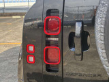 【LEDテールライト】後方車からの視認性も良く、誰が見てもDEFENDERだと一目でわかるデザインに仕上がっています。