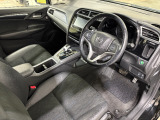 運転席は大きな座面と包み込むような背もたれが身体全体を支えます。上質なシートを採用し長時間の運転やコーナーの多い道も快適です。座ったときの頭上スペースも余裕たっぷりでロングドライブも楽チンです♪