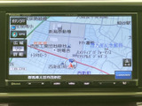 現在地周辺の道路や施設名が画面上に表示され、目的地までの道順を確認したい場面に便利です。画面下のボタンから地図表示へ切り替えられ、日常のお出かけをサポートします。