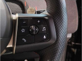 MINIの内装はとにかく『円』に拘ったデザインコンセプトが一目で伝わってきます。これほど円形に拘った車は他に御座いません。伝統のデザイン、トグルスイッチなど遊び心のある内装で御座います。