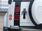 【LEDテールライト】後方車からの視認性も良く、誰が見てもDEFENDERだと一目でわかるデザインに仕上がっています。