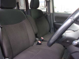 運転席シートリフター付です。お好みの高さに調整ができます。