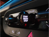 【スタートボタン】リモコンキーを持っているだけで起動可能なスタートボタン。オートスタート/ストップ機能も装備しており燃料消費量の軽減に貢献します。