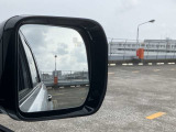 【ブラインドスポットアシスト】車線変更時に目視できない車を検知すると、検知した側のミラーに警告ライトが点灯。更にステアリングを制御し、アシストします。