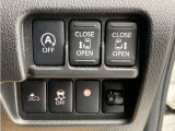 アイドリングストップ。停車時にブレーキを踏むだけでエンジンがストップ。さらに、発進時にはブレーキから足を離すだけでエンジンを始動します燃費を向上させます。ON/OFFスイッチにより切り替える事も可能です。