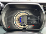速度計と液晶表示がひと目で確認しやすい位置にまとまり、走行中に必要な情報を把握しやすい構成です。燃料残量なども表示され、日々の運転を支えます。