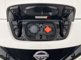 フロントエンドに充電ポートを備えています。(運転席側:急速充電用、助手席側:普通充電用)