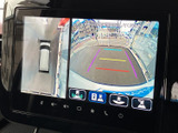 後方の映像に加えて車両周辺の表示も確認でき、駐車時に周囲との位置関係を把握するのに役立ちます。画面上の目安線も表示されるため、後退時の確認をサポートします。
