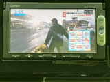 停車中にテレビ番組を視聴でき、画面には番組映像や時刻などが表示されています。休憩時にも映像を楽しめるので、待ち時間を過ごす際に便利にお使いいただけます。