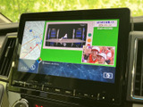 テレビ番組を画面で楽しめる装備です。停車中の休憩時間などに映像を視聴でき、車内で過ごすひとときをより快適に演出します。利用時は停車してご覧ください。