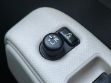 【電動格納ミラー】運転席のスイッチで、ドアミラーの開閉や角度の調整ができます。