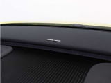 【harman/kardon】5つのスピーカーを内蔵したサウンドバーにより、ドライバーを包み込む音場を実現しました。また、洗練されたミニマルデザインは、キャビンをスタイリッシュに彩ります。