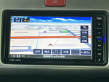 地図上に周辺の道路や現在地が表示され、縮尺や広域表示などの項目も画面から確認できます。自宅や周辺、渋滞情報のメニューが並び、目的地までの移動を便利にサポートします。