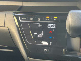 フルオートエアコン搭載。温度設定だけで、車内はいつも快適な空間を維持できます。