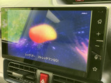 画面ではテレビ番組を表示しており、停車中に映像を視聴したい場面で活用できます。大きな画面で内容を確認しやすく、休憩時間などに車内で過ごすひとときをより快適にしてくれます。