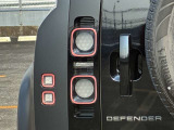 【LEDテールライト】後方車からの視認性も良く、誰が見てもDEFENDERだと一目でわかるデザインに仕上がっています。