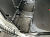 しっかりと汚れ、砂ぼこりを落とし足元まで清潔な車内空間を作り上げております♪