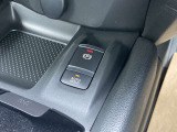 オートホールドは信号待ちの時にフットブレーキをキープしてくれるので万一足がペダルから離れても安心です。