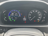 速度や走行に関する情報が見やすく配置され、運転中に必要な表示を確認しやすいメーターまわりです。中央の表示で車両情報を把握でき、視線移動を抑えながら運転に必要な情報を確認するのに役立ちます。
