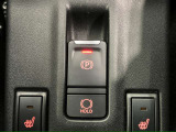 【電動パーキングブレーキ】スイッチ一つで簡単に操作できる電動パーキングを搭載。シフト操作やアクセルと連動してパーキングブレーキが作動・解除されるため、スムーズな発進が可能に。