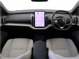 ドライバー・ディスプレイとセンターディスプレイを、12.3インチのタブレットに集約しました。運転操作に必要な情報とよく使う機能のコントロールボタンを、同一画面内にわかりやすく表示させることができます。