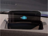 【ヘッドアップディスプレイ】現在の車速表示や目的地へのルート案内やメディア関連のリストを表示する事が可能です。視線移動を減らす事によりドライブに集中して頂けます。