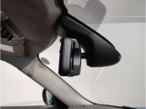 MINIではルームミラーの裏側にETCの車載器が内蔵されており、別途で車載器の購入必要なしで非常にスマート。皆様が驚かれるポイントのでもあります