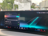 【ⅰドライブナビゲーション】文字情報も鮮明に表示する高解像度カラーディスプレイを採用。視認性に優れた地図デザインと特徴的な建造物を目印にした描写表示で現在位置を把握できます。地図データの更新も可能です