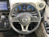 インテリアに合わせたデザインのステアリングは、運転される方のことも考え、運転しやすい形状、大きさです。是非一度、実際に触ってお確かめください。